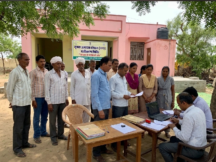 एफपीओ पंजीकरण प्रक्रिया सरल एवं आनलाइन है समान उत्पादन करने वाले किसान अपने अलग अलग समूह बनाकर सभी समूह का एक साथ जोड़कर एक कम्पनी बनाना बहुत आसान और लाभदायक संवैधानिक संस्था का निर्माण करना जागरूक किसानों के भविष्य में अत्यन्त महत्वपूर्ण संस्था बनाई जानी चाहिए जो सरकार तक अपनी सीधी आवश्यकता एव सुधार की बात पहुंचा सके और उसका निवारण आसानी से हो सके